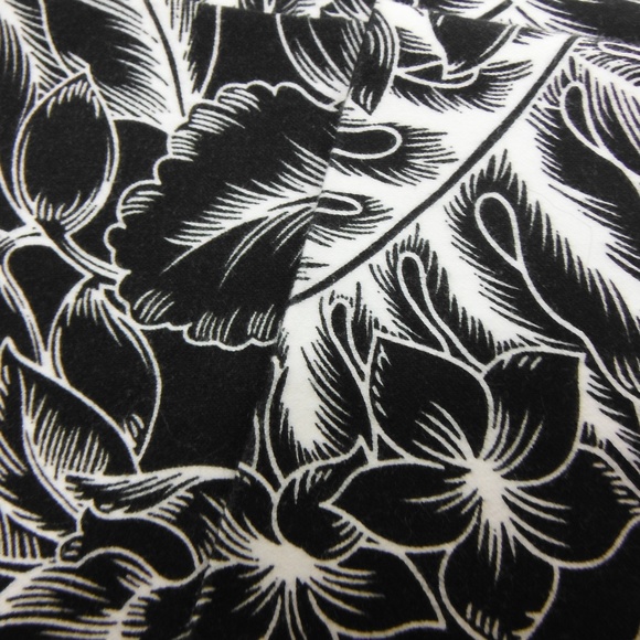 NWOT Rafaella Black & White Tropical Print Capri - Picture 3 of 8